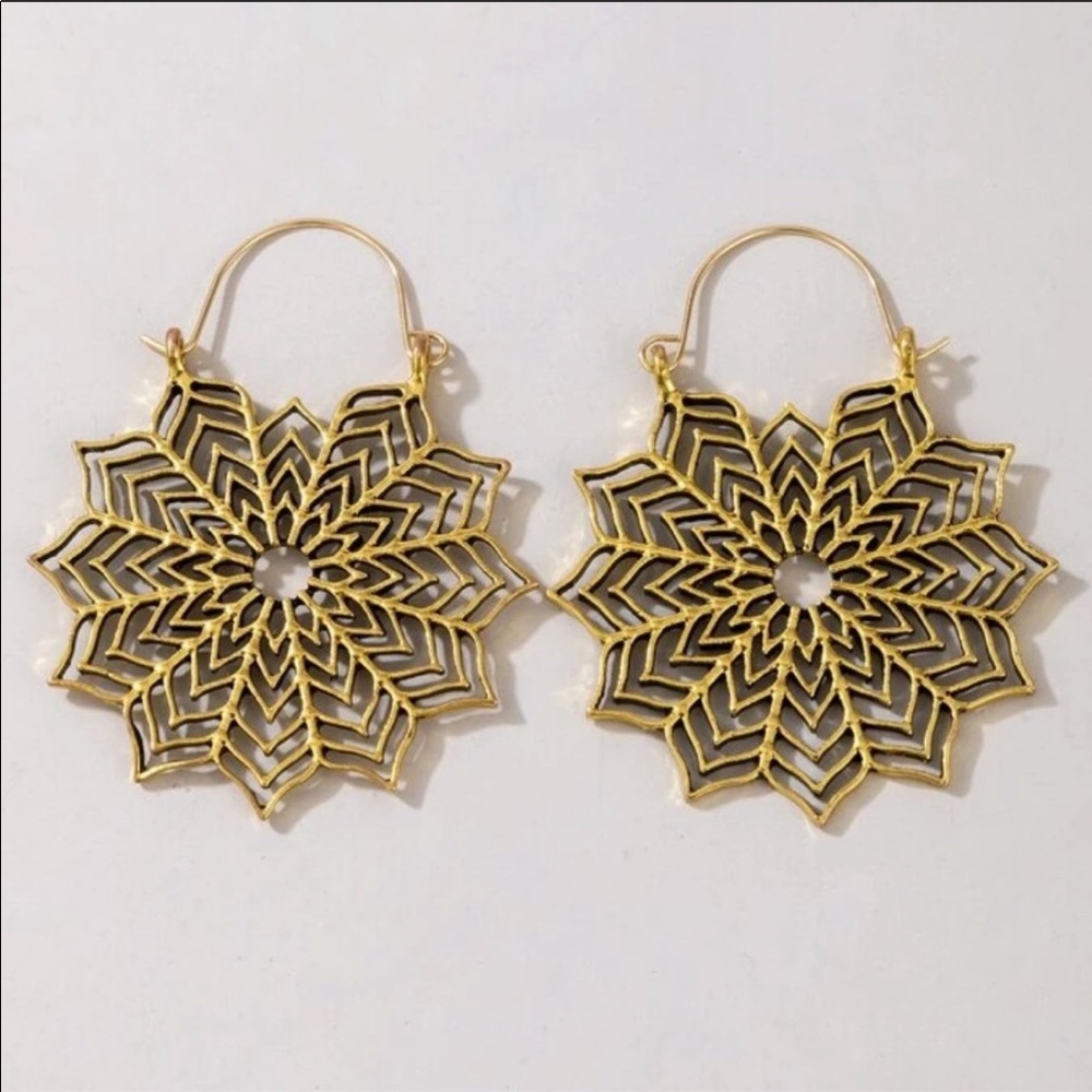 3/$30 SNOWFLAKE HOLLOW OUT GOLDEN EARRINGS
